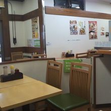 改札の内外が繋がっている客席の様子