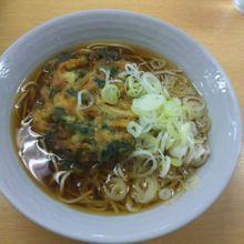 小松菜そば（400円）をオーダーしました