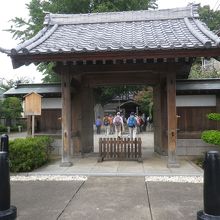 時宗の寺院東明寺の山門