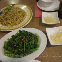 シラスチャーハンと空心菜の炒め物