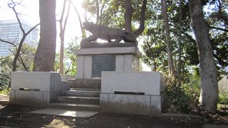 芝公園内の芝丸山古墳内
