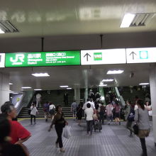 幅の広い階段（高輪口）