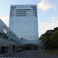 左側手前は結婚式場やバス停タクシー乗り場