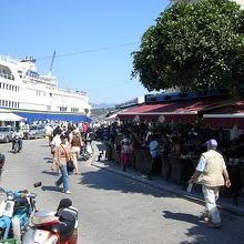ポロス島：海岸通りのカフェでくつろぐ人達