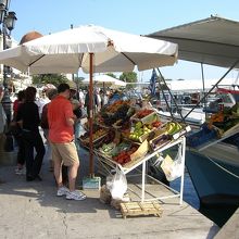 エギナ島：海岸近くの果物売場