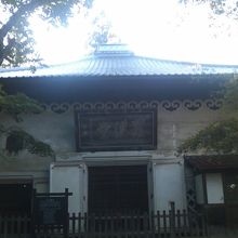 羅漢堂の外観。ここの入口からも一応中の様子が見られます