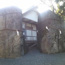 本殿の脇に巨大な岩があります