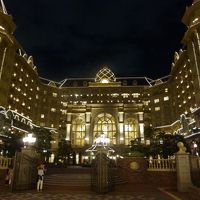 夜の外観です。