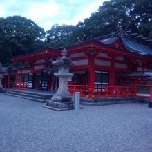 朱塗りの鮮やかな建物です