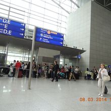 Tax freeの手続き窓口に並ぶ列