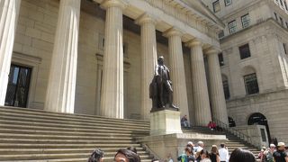 ジョージワシントンの銅像がシンボルです。