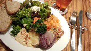 あんぱん、あんこペーストだけじゃなく、ヘルシーランチも魅力