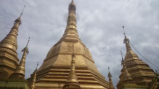 ダウンタウン中心のバゴダ