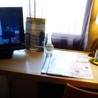 デスク回りは狭いです。