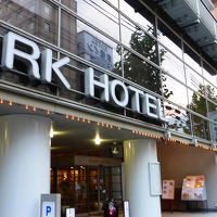 エントランスです。隣りにコンビニ（ファミマ）があります。