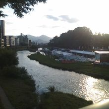 中の橋からイベント会場を眺めるとこんな感じでした