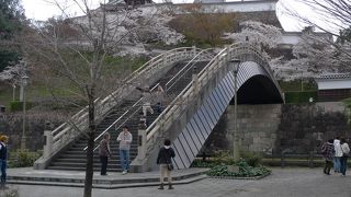 物凄い橋と茶色の城