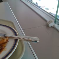 窓際席の電源コンセント