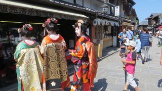 多くの観光客と舞妓さん(？)もいっぱい。。。。