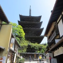 東大路通方面から。街並みにマッチして。