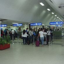 到着ロビーは人でごったがえしてます