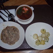 空港内レストランにてロシア料理を