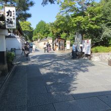 道幅が結構あって静か。