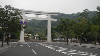 大きな鳥居が印象的