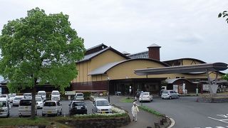 夕日が絶景、「草枕」や笠智衆の展示も