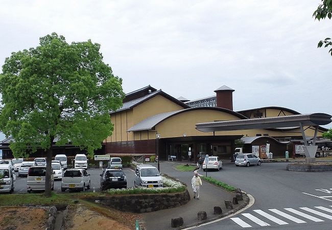 夕日が絶景、「草枕」や笠智衆の展示も