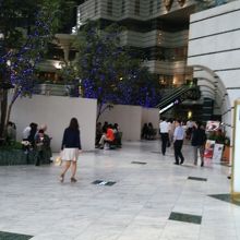 入口から入った様子。天井が高く解放感がある。