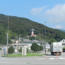 薬王寺の塔が見えています