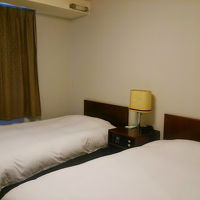 部屋は広くない