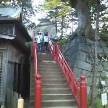 ココを登ってアクセスします