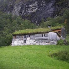 農場に到着、ハーラル5世はヘリコプターで舞い降りたそうです。