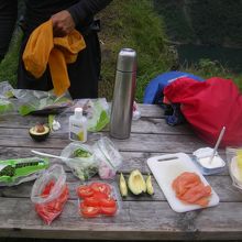 アボガド、サーモン他、お好みの具材をパンで挟んだランチです。