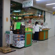 お店の入り口そばです。