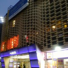 お店の入り口そばです。