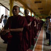 約700人の僧侶が修行しています