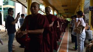 約700人の僧侶が修行しています