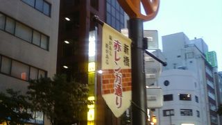 新橋のいろいろな表情を伺える通り。