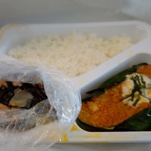 10.5ユーロのお弁当。左は汁があるので、ビニール入り。