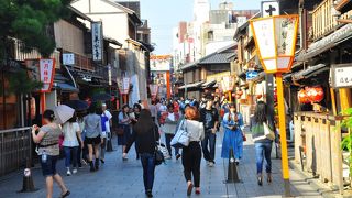 時代映画のセットのような町並み