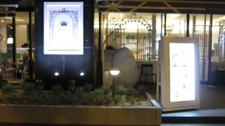 御堂筋に面したテラスでエスプレッソを飲むと最高