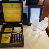 TWGの紅茶とホテル名入りのミネラルウォーター