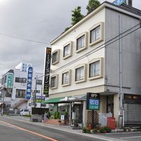 左２軒隣が提携している食事処＆お土産屋さん（宿泊者割引有！）