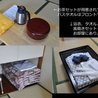 TV、浴衣、歯磨きセット、タオル、バスタオル。小椅子もあり。