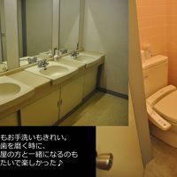 洗面所・トイレは共有。ウォシュレットあり。