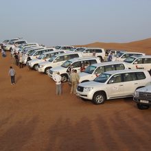 砂漠にトヨタランクルが勢ぞろい