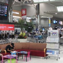 成田空港、ＪＡＬのチェックインカウンターにはキッズスペースも
